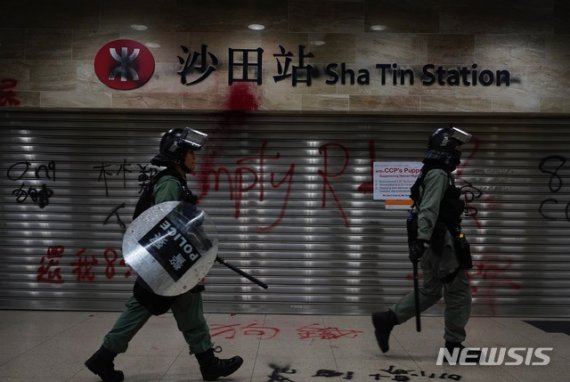 시위 진압복을 갖춰 입은 홍콩 경찰들 [사진=뉴시스]