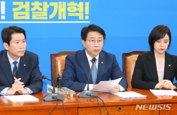조정식 "공수처 거부 한국당, 검찰개혁 자체를 반대하는 것"