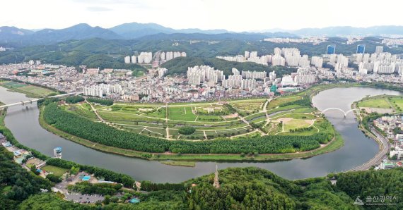 태화강 국가정원은 순천만 국가 정원에 이어 우리나라 제2호 국가 정원이다. 국내 최초의 수변 생태 정원으로서 84ha의 면적에 6개 주제 29개 세부 정원으로 구성됐다. 여기에다 방문자센터와 시민이 참여할 수 있는 정원 체험시설 등도 갖췄다. 울산시는 오는 18일 국가정원 지정 선포식을 성대하게 치를 예정이다. /사진=울산시 제공