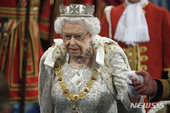 영국 런던에서 엘리자베스 2세 여왕이 의회 개원 연설인 '여왕 연설(Queen's speech)'을 하기 위해 찰스 왕세자의 손을 답고 버킹엄궁 로열갤러리를 지나고 있다. [사진=뉴시스화상]