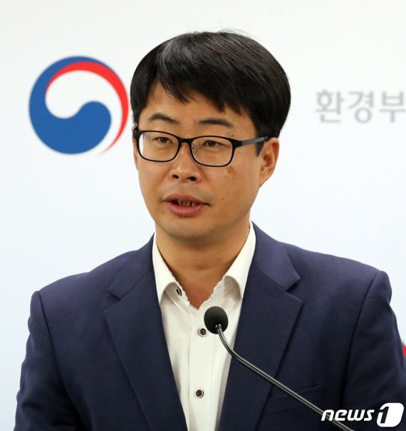 유승광 환경부 대기환경정책과장이 15일 정부세종청사 환경부 기자실에서 '고농도 미세먼지 위기관리 표준매뉴얼 제정' 브리핑을 하고 있다.