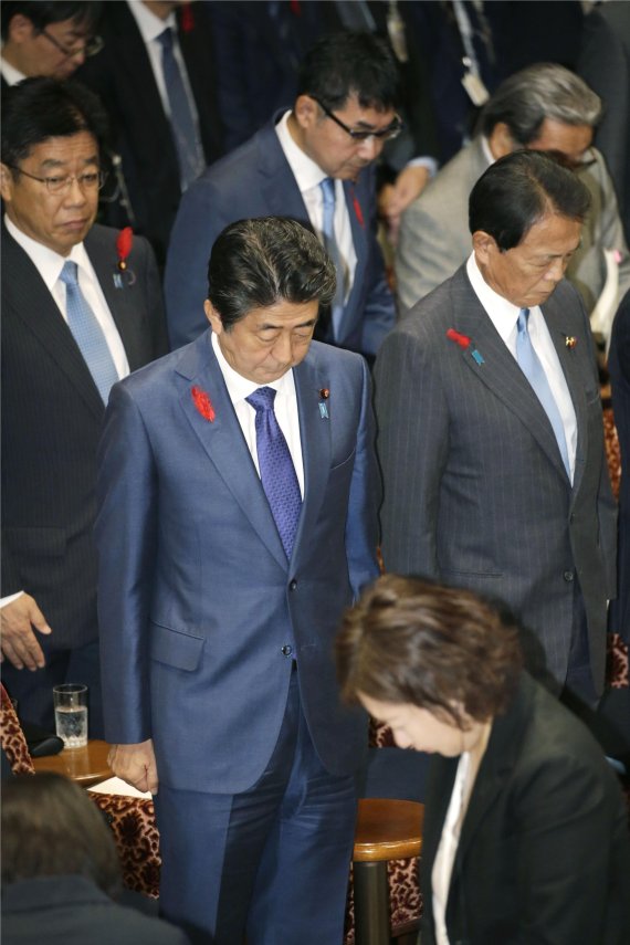 아베 신조 일본 총리가 15일 열린 일본 참원 예산위원회에 참석, 태풍 하기비스로 인한 피해자들을 위해 묵념을 하고 있다. AP뉴시스
