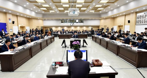 15일 인천시청 대회의실에서 2019년 국회 행정안전위원회 인천시 국정감사가 열리고 있다.