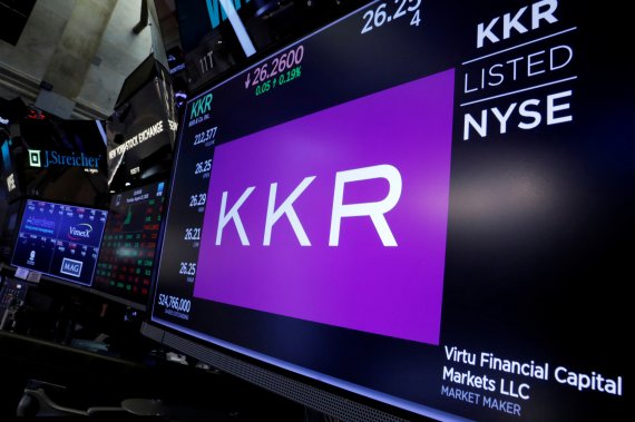 미국 뉴욕증권거래소 객장에 걸려있는 사모펀드 콜버그크래비스로버츠(KKR)의 로고.로이터뉴스1