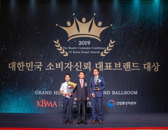 보령바이오파마 관계자가 지난 8월 한국브랜드경영협회가 주최한 ‘2019 대한민국 소비자신뢰 대표브랜드 대상’을 수상하고 있다.