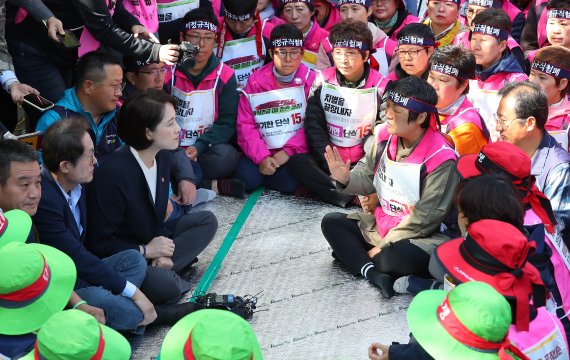 초중고 2차 급식대란 피했다.. 비정규직 임금협상 극적 타결