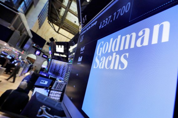 FILE - In this Dec. 13, 2016, file photo, the logo for Goldman Sachs appears above a trading post on the floor of the New York Stock Exchange. The Goldman Sachs Group Inc. reports financial results Tuesday, Oct. 14, 2019. (AP Photo/Richard Drew, File) /뉴시스/AP /사진=