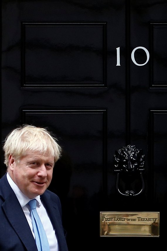 보리스 존슨 영국 총리가 지난 15일(현지시간) 수도 런던의 총리 관저를 나서고 있다.로이터뉴스1