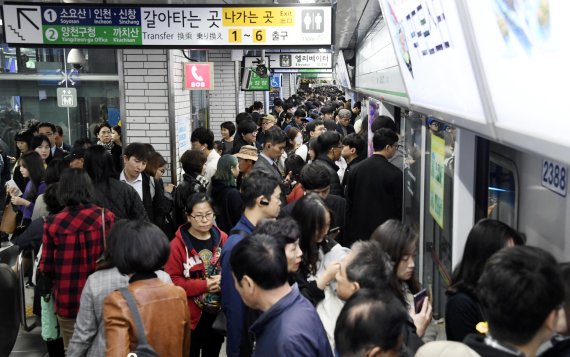 사회 초년생 선호한 지하철역은 신림&gt;서울대입구&gt;수유&gt;강남