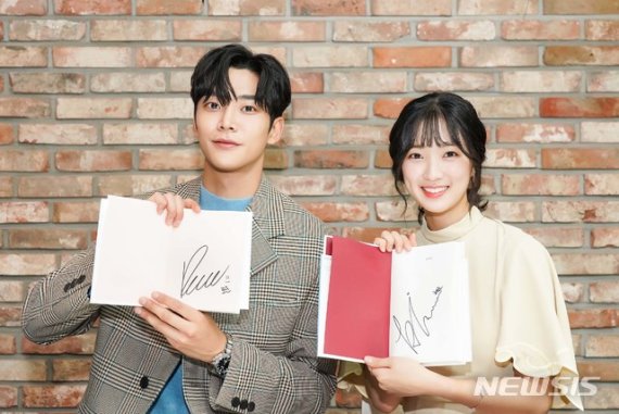 로운(왼쪽), 김혜윤