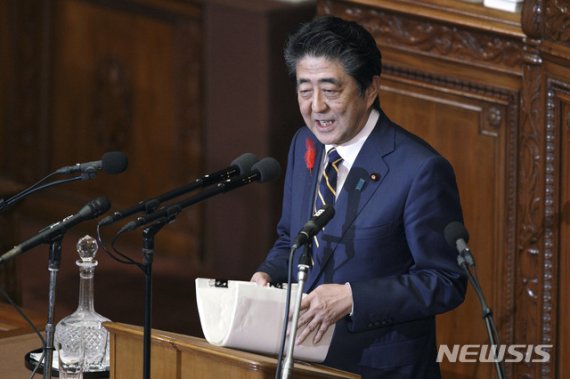 아베 신조 일본 총리가 지난 4일 도쿄에서 열린 임시국회에 참석해 개막 연설을 하고 있다. AP뉴시스