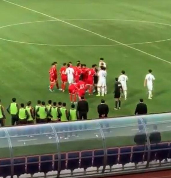 '無관중' 평양 원정서 집단 충돌한 남북 축구 대표팀