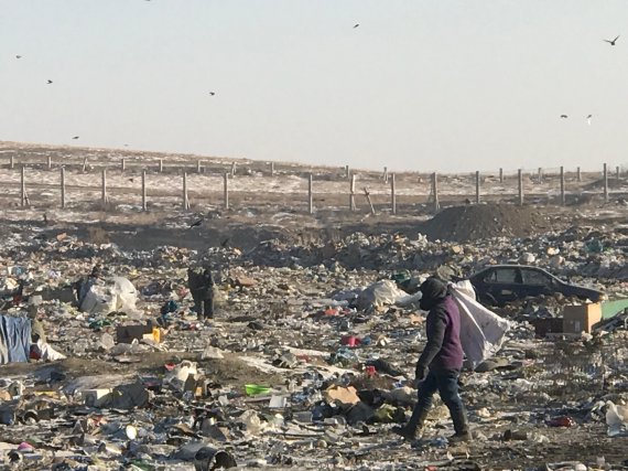 몽골 수도 울란바토르 외곽 울란촐로트에서 주민들이 쓰레기속에서 금속, 재활용품 등을 골라내고 있다. 푸른아시아 제공