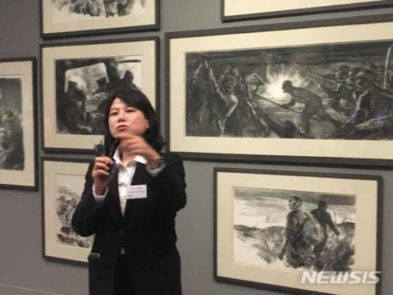 【서울=뉴시스】박현주 미술전문기자= 16일 오전 강수정 국립현대미술관 전시 1과장이 과천관에 선보인 민주화의 증인으로서 '광장'을 재현한 전시 작품을 설명하고 있다.
