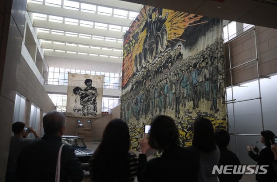 【과천=뉴시스】조수정 기자 = 국립현대미술관 50주년 기념전 '광장:미술과 사회 1900-2019' 언론 사전공개 행사가 열린 16일 경기 과천시 국립현대미술관 과천관에서 참석자들이 전시작을 관람하고 있다. 국립현대미술관 50주년 기념전 '광장:미술과 사회 1900-2019'는 한국 미술 100년을 조명한다. 덕수궁관과 서울관에서 2020년 2월9일까지, 과천관에서 2020년 3월 29일까지 열린다. 또 개관기념일인 10월 20일 덕수궁·과천·서울·청주 4관을 무료 개방한다. 2019.10.16.chocrystal@newsis.co