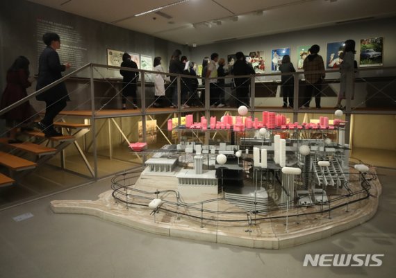 【과천=뉴시스】조수정 기자 = 국립현대미술관 50주년 기념전 '광장:미술과 사회 1900-2019' 언론 사전공개 행사가 열린 16일 경기 과천시 국립현대미술관 과천관에서 참석자들이 전시작을 관람하고 있다. 국립현대미술관 50주년 기념전 '광장:미술과 사회 1900-2019'는 한국 미술 100년을 조명한다. 덕수궁관과 서울관에서 2020년 2월9일까지, 과천관에서 2020년 3월 29일까지 열린다. 또 개관기념일인 10월 20일 덕수궁·과천·서울·청주 4관을 무료 개방한다. 2019.10.16.chocrystal@newsis.co