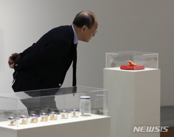【과천=뉴시스】조수정 기자 = 국립현대미술관 50주년 기념전 '광장:미술과 사회 1900-2019' 언론 사전공개 행사가 열린 16일 경기 과천시 국립현대미술관 과천관에서 윤범모 관장이 작품을 살펴보고 있다. 국립현대미술관 50주년 기념전 '광장:미술과 사회 1900-2019'는 한국 미술 100년을 조명한다. 덕수궁관과 서울관에서 2020년 2월9일까지, 과천관에서 2020년 3월 29일까지 열린다. 또 개관기념일인 10월 20일 덕수궁·과천·서울·청주 4관을 무료 개방한다. 2019.10.16.chocrystal@newsis.c