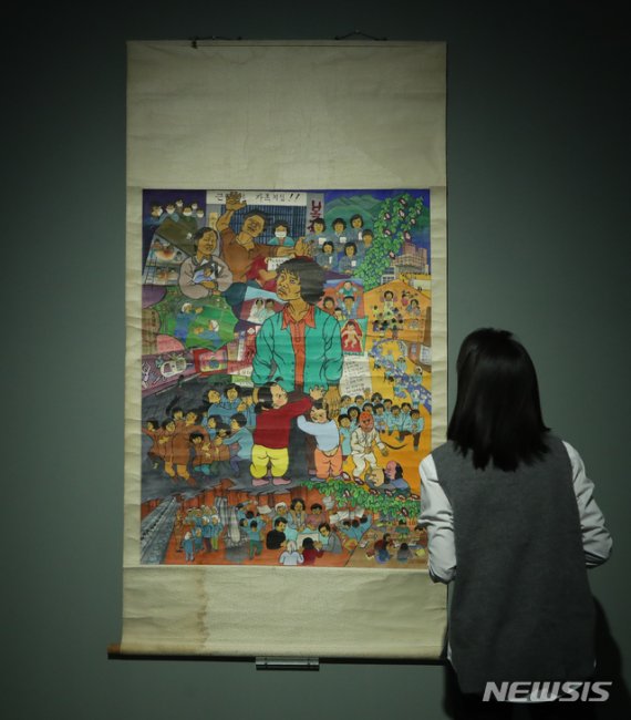 【과천=뉴시스】조수정 기자 = 국립현대미술관 50주년 기념전 '광장:미술과 사회 1900-2019' 언론 사전공개 행사가 열린 16일 경기 과천시 국립현대미술관 과천관에서 이기연 작가의 작품 '더 이상 뒤로 물러 설 곳이 없어요'가 전시돼 있다. 국립현대미술관 50주년 기념전 '광장:미술과 사회 1900-2019'는 한국 미술 100년을 조명한다. 덕수궁관과 서울관에서 2020년 2월9일까지, 과천관에서 2020년 3월 29일까지 열린다. 또 개관기념일인 10월 20일 덕수궁·과천·서울·청주 4관을 무료 개방한다. 2019.10.1