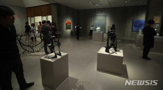 【과천=뉴시스】조수정 기자 = 국립현대미술관 50주년 기념전 '광장:미술과 사회 1900-2019' 언론 사전공개 행사가 열린 16일 경기 과천시 국립현대미술관 과천관에서 참석자들이 전시작을 관람하고 있다. 국립현대미술관 50주년 기념전 '광장:미술과 사회 1900-2019'는 한국 미술 100년을 조명한다. 덕수궁관과 서울관에서 2020년 2월9일까지, 과천관에서 2020년 3월 29일까지 열린다. 또 개관기념일인 10월 20일 덕수궁·과천·서울·청주 4관을 무료 개방한다. 2019.10.16.chocrystal@newsis.co