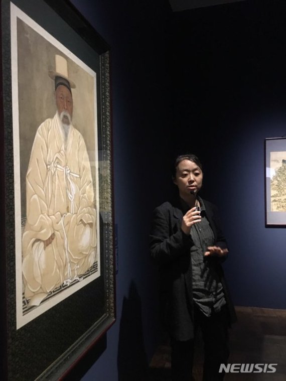 【서울=뉴시스】박현주 미술전문기자= 16일 오후 김인혜 국립현대미술관 학예연구사가 덕수궁관에 펼친 '광장'전에 대해 설명하고 있다. 이응노 군중 작품을 시작으로 하는 전시는 일제 강점기 한국인의 정체성을 지키려한 의로움의 미술인들을 집중 조명했다.