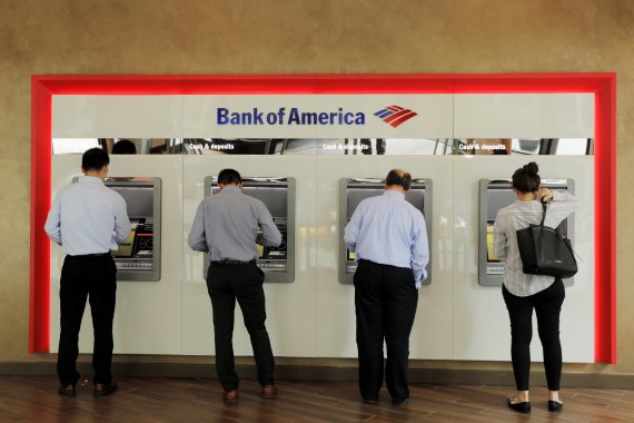 FILE PHOTO: People withdraw money from Bank of America ATMs in New York U.S., July 16, 2018. REUTERS/Lucas Jackson/File Photo /REUTERS/뉴스1 /사진=