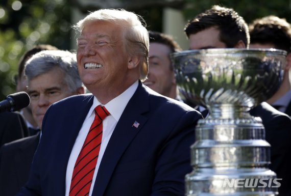 【워싱턴=AP/뉴시스】도널드 트럼프 미국 대통령이 15일(현지시간) 백악관 로즈가든에서 북미아이스하키리그(NHL) '2019 스탠리컵' 우승팀 초청행사에 참석해 함박웃음을 짓고 있다. 2019.10.16.