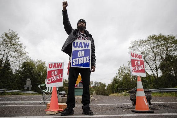 미국 펜실베이니아주 랑혼에서 16일(현지시간) 미국자동차노조(UAW) 회원이 제너럴모터스(GM) 파업과 관련해 팻말을 들고 서 있다.AP뉴시스