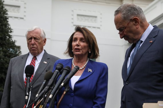 U.S. ouse Speaker Nancy Pelosi (D-CA) speaks to reporters with House Majority Leader Steny Hoyer (D-MD) and Senate Minority Leader Chuck Schumer (D-NY) after meeting with U.S. President Donald Trump at the White House in Washington, U.S., October 16, 2019. REUTERS/Leah Millis /REUTERS/뉴스1 /사진=