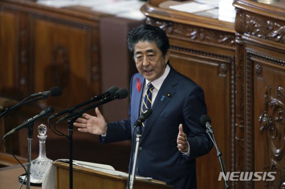 【도쿄=AP/뉴시스】아베 신조 일본 총리가 지난 4일 도쿄에서 열린 임시국회에 참석해 개막 연설을 하고 있다. 2019.10.04.