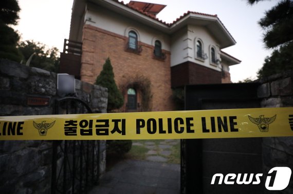 가수 겸 탤런트 설리(25.본명 최진리)가 지난14일 오후 자택에서 숨진 채 발견됐다. 이날 오후 경기도 성남시 수정구 소재 설리의 자택이 통제되고 있다. /뉴스1 © News1 조태형 기자