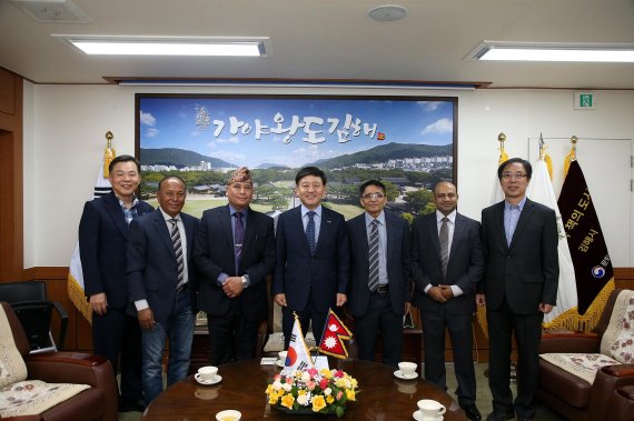 네팔 헤타우다市 하리 바하두르 마핫 시장 일행이 17일 경남 김해시를 찾아 협력을 다짐하고 있다./사진=김해시