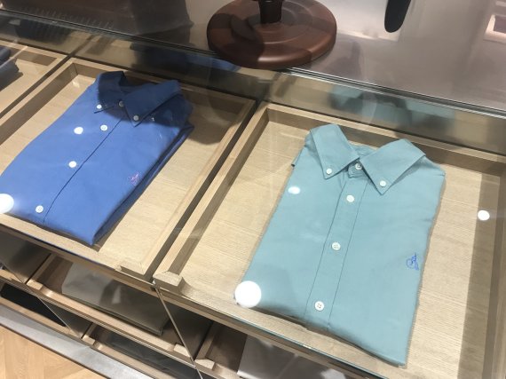 빈폴의 새 자전거 로고가 새겨진 셔츠.© 뉴스1