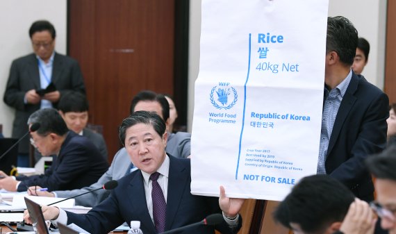 유기준 자유한국당 의원이 17일 국회에서 열린 외교통일위원회의 통일부 등 국정감사에서 '대한민국'이 겉면에 표기된 쌀 포대를 보여주며 김연철 통일부 장관에게 대북 쌀 지원에 대해 질의하고 있다.사진=김범석 기자