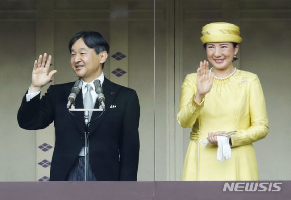【도쿄=AP/뉴시스】나루히토 일왕과 마사코 왕비가 지난 5월 4일 즉위 후 처음으로 국민을 만나는 '잇판산가'(一般參賀) 행사에 참석해 도쿄 황궁 발코니에서 인사하고 있다. 2019.05.04.