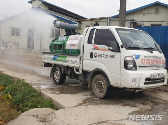 충남농협이 긴급방역차량을 동원해 축사주변 방역활동을 강화하고 있다. /사진=뉴시스