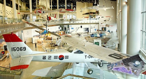 제주항공우주박물관(JAM) 에어홀. 다양한 실제 항공기들을 만나볼 수 있는 실내 공중부양 전시장이다.