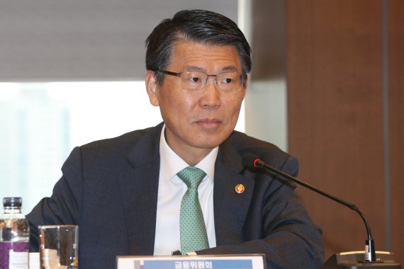 은성수 금융위원장이 17일 서울 은행회관에서 열린 금융중심지추진위원회 회의에 참석해 모두 발언을 하고있다. 뉴시스