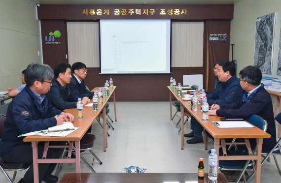 임병택 시흥시장 LH 은계지구 현장사무소 방문. 사진제공=시흥시