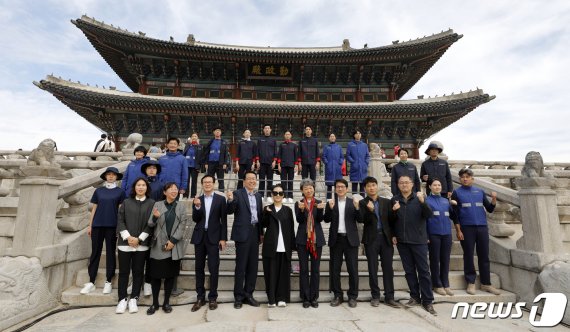 궁능 근무복이 달라진다....한복 깃 등 전통 디자인 도입한 28종 첫선