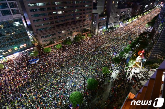 검찰 개혁을 요구하는 시민들이 12일 서울 서초대로 서초역 일대에서 집회에 참가해 촛불을 들고 있다. 2019.10.12/뉴스1 © News1 유승관 기자