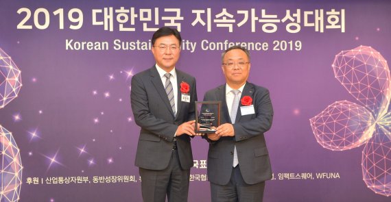 18일 서울 소공동 롯데호텔에서 열린 ‘2019대한민국 지속가능성대회’ 시상식에서 유항제 SK㈜C&C SV추진실장(왼쪽)과 이상진 한국표준협회 회장(오른쪽)이 기념촬영을 하고 있다.<div id='ad_body3' class='mbad_bottom' ></div> SK㈜C&C 제공