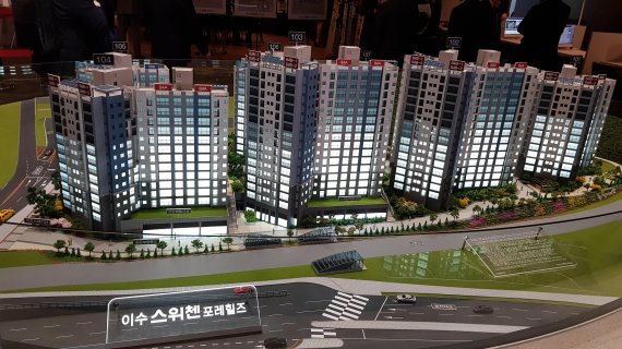 서울 동작구 동작동에서 문을 연 KCC 건설 ‘이수 스위첸 포레힐즈’의 아파트 단지 모형