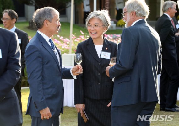 해리스 전 미국대사 "강경화, 비단보다 부드럽고 못보다 단단"