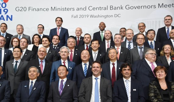 G20 경제수장들 한자리 홍남기 부총리 겸 기획재정부 장관(둘째줄 왼쪽 네번째)과 이주열 한국은행 총재(셋째줄 왼쪽 다섯 \번째)가 17일(현지시간) 미국 워싱턴DC 국제통화기금(IMF)에서 열린 G20재무장관·중앙은행총재 회의에 참석, 각국 대표들과 기념사진을 찍고 있다. 기획재정부 제공