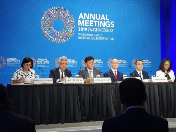 이창용 IMF 아시아태평양국 국장(가운데)이 18일 미국 워싱턴D.C. IMF에서 열린 아태국 기자간담회에 참석해 발표를 하고 있다. 권승현 기자