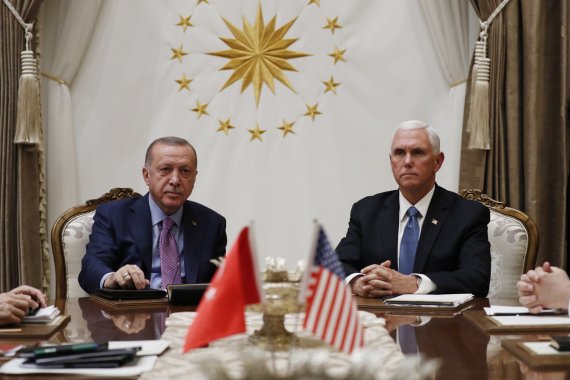 터키 앙카라의 대통령궁에 도착한 마이크 펜스 미국 부통령(오른쪽)이 17일(현지시간) 레제프 타이이프 에르도안 터키 대통령과 나란히 앉아 있다.AP뉴시스