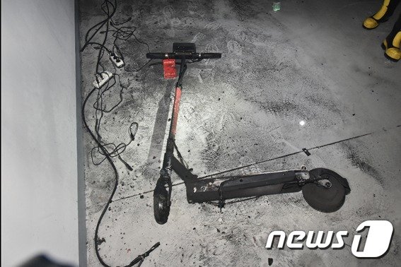 지난달 킥보드 화재 사고의 모습 . (서울 구로소방서 제공) © News1