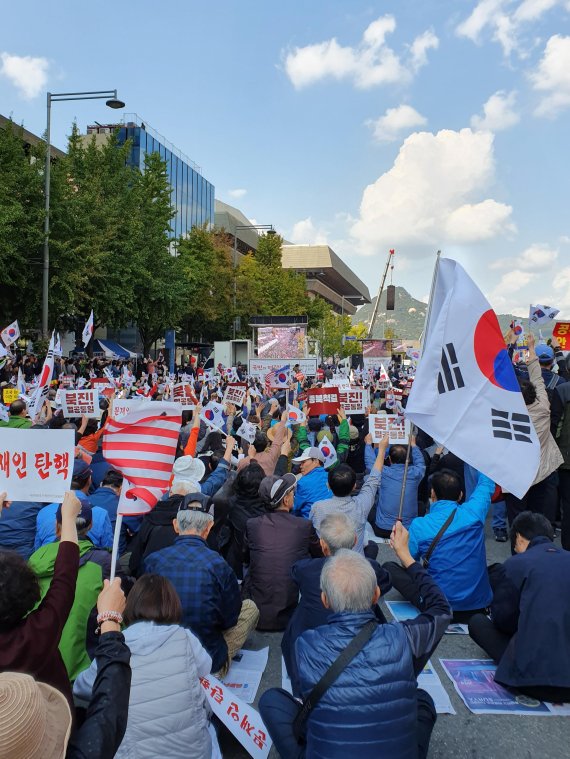 19일 오후 1시께부터 서울 광화문 광장 옆 세종문화회관 특설 무대를 중심으로 자유한국당 주최 '국정대전환 촉구 국민보고대회'가 진행되고 있다. /사진=오은선기자