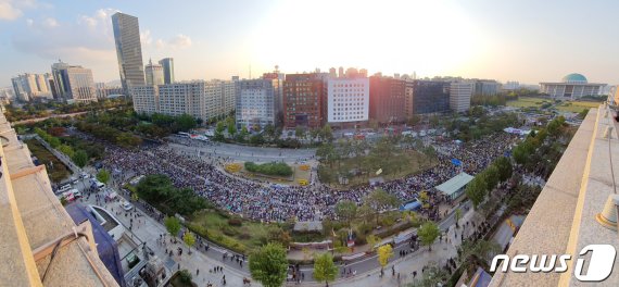 19일 오후 서울 여의도 국회 앞에서 열린 검찰개혁 10번째 촛불문화제에서 참가자들이 구호를 외치고 있다. (파노라마 촬영) 2019.10.19/뉴스1 © News1 이재명 기자