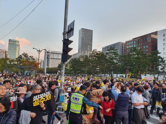 검찰개혁 사법적폐청산 범국민시민연대는 19일 오후 5시께 서울 여의도 국회의사당 앞에서 '제10차 촛불문화제'를 진행했다. /사진=오은선기자